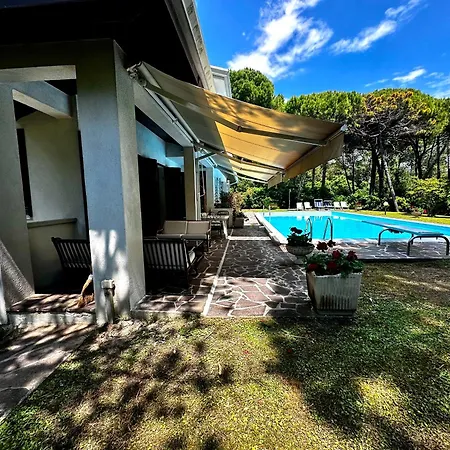 Sunshine With Shared Pool Villa *