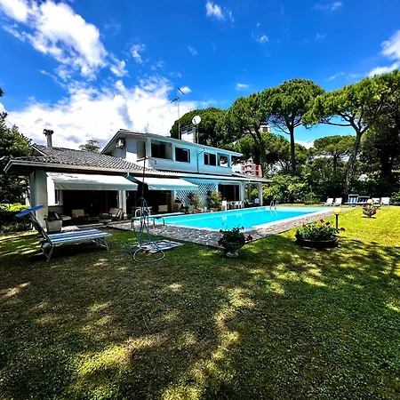 Sunshine With Shared Pool Vila *