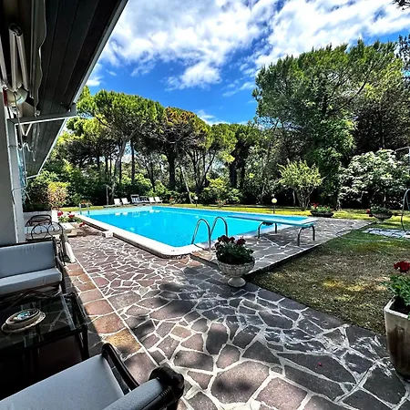 Sunshine With Pool Villa